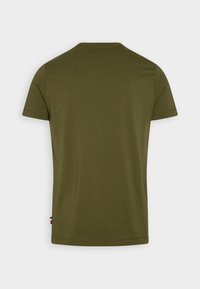 Camiseta de manga corta verde oliva, con escote redondo, hecha de algodón. Presenta una pequeña etiqueta con el logo en el lado inferior, con textura suave.