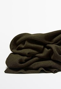 Tissu tricoté vert olive foncé, texture douce, avec un tas lâche et des plis et bords visibles, sans motifs distincts ni éléments matériels.