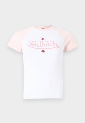 Hvit kortermet t-skjorte med rosa raglanermer og en korallfarget "Von Dutch"-logo med to røde stjerner. Glatt bomullsstoff.