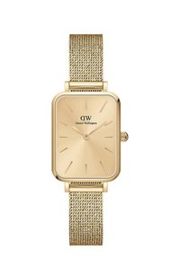 Montre rectangulaire en or avec un bracelet en maille, présentant un cadran minimaliste et des marqueurs d'heure subtils, de la marque "Daniel Wellington."