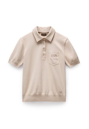 Vaaleanbeige lyhythihainen polo-paita, joka on valmistettu pehmeästä puuvillasta. Siinä on kauluspääntie, neljän napin listat ja vasemmassa rinnassa oleva tasku, jossa on brodeerattu logo.