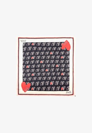 Foulard quadrato con sfondo nero, motivi di farfalle bianchi e rossi ripetuti, e due grandi cuori rossi negli angoli opposti.