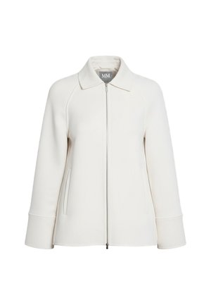 Giacca bianca con cerniera, ampi polsini, tasche frontali e colletto appuntito, mostrata su uno sfondo bianco semplice.