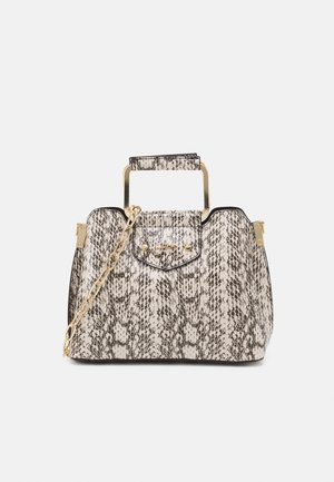 Bolso estructurado con patrón de piel de serpiente beige y negro, asas de metal doradas y una correa de cadena dorada desmontable.