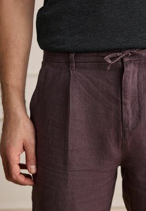 Next, REGULAR TAPERED FIT - SIGNATURE 100% LINEN PLEATED CHINO TROUSERS . - Nadrágok - mauve