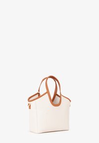 Borsa a spalla in materiale testurizzato di colore bianco sporco con manici e dettagli in pelle marrone, dotata di due tasche esterne e design con apertura superiore.