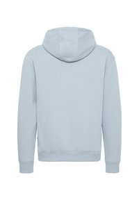 Sudadera azul claro con una textura suave, que cuenta con una capucha, mangas largas y un dobladillo y puños acanalados. Sin gráficos ni patrones visibles.