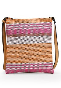 Bolso de hombro texturizado con coloridas franjas tejidas en naranja, rosa y blanco, con una correa y bordes de cuero marrón.