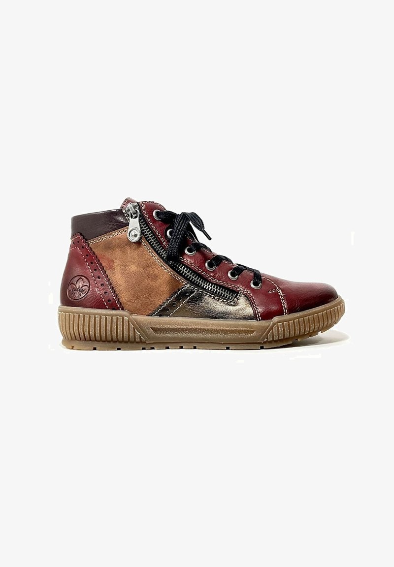 Baskets montantes en simili cuir bordeaux avec des accents marron et des détails métalliques, dotées d'une fermeture éclair sur le côté et d'une semelle en caoutchouc texturé.