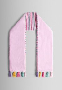 Pink tørklæde med en blød, fleece-lignende tekstur. Har stribede accenter i pastelfarver og farverige frynser i hver ende.