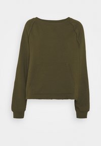 Sudadera corta de color verde oliva con mangas largas, cuello redondo y un bolsillo frontal. Fabricada con un tejido suave y texturizado con costuras visibles.