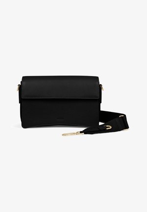 Borsa a tracolla in pelle nera con un pannello frontale liscio, texture martellata sul corpo, hardware dorato e una tracolla regolabile rimovibile.