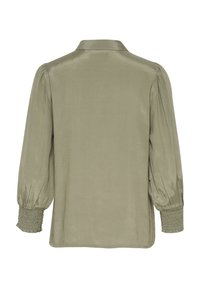 Blusa verde oliva con una trama liscia, colletto, maniche a sbuffo e polsini arricciati. Taglio semplice e dritto senza chiusure visibili.