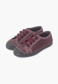 Sneakers in tela bordeaux con punta rotonda, sei asole e lacci bordeaux. Suola in gomma nera con bordo testurizzato e interno morbido.