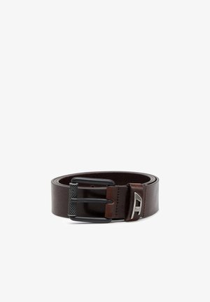 Cinturón de cuero marrón oscuro con una textura suave, que presenta una hebilla de metal negro y un acento plateado. El diseño incluye un detalle trenzado en la hebilla.