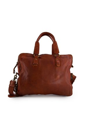 Brun lædermappe med dobbelthåndtag, aftagelig skulderrem og messing hardware på hvid baggrund.