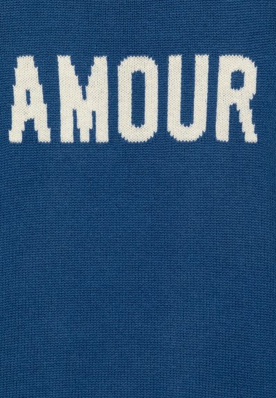 Blauwe gebreide stof met het woord "AMOUR" in dikke, contrasterende witte letters. De textuur is glad en gelijkmatig.