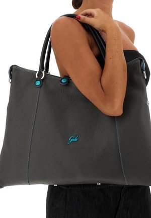 Borsa tote in pelle grigia con superficie strutturata, cuciture blu e accenti acqua. Dotata di doppi manici e chiusura con cerniera. Logo sul davanti.