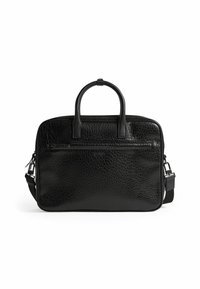 Schwarze Lederaktentasche mit genarbter Oberfläche, ausgestattet mit zwei oberen Griffen, einer vorderen Reißverschlusstasche und einem verstellbaren Schulterriemen.