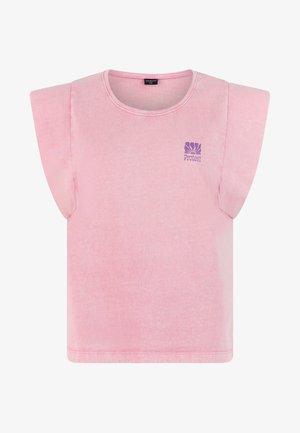 Roze mouwloos T-shirt met brede schouders en een klein paars "protest" logo op de linkerborst tegen een witte achtergrond.