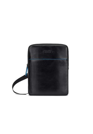 Sac bandoulière rectangulaire en cuir noir avec détail de fermeture éclair bleu et bandoulière réglable, conçu pour transporter l'essentiel.