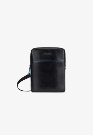 Sac bandoulière rectangulaire en cuir noir avec détail de fermeture éclair bleu et bandoulière réglable, conçu pour transporter l'essentiel.