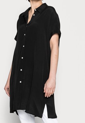Abito camicia nero a maniche corte con chiusura a bottoni frontale. Presenta un colletto, una linea dritta e spacchi laterali, realizzato in un tessuto liscio.