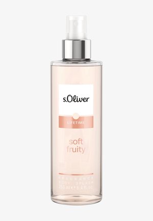 Gjennomsiktig plast sprayflaske merket "s.Oliver Lifetime soft fruity" duftende kroppsspritz, 250 ml, med en sølv spraydyse.