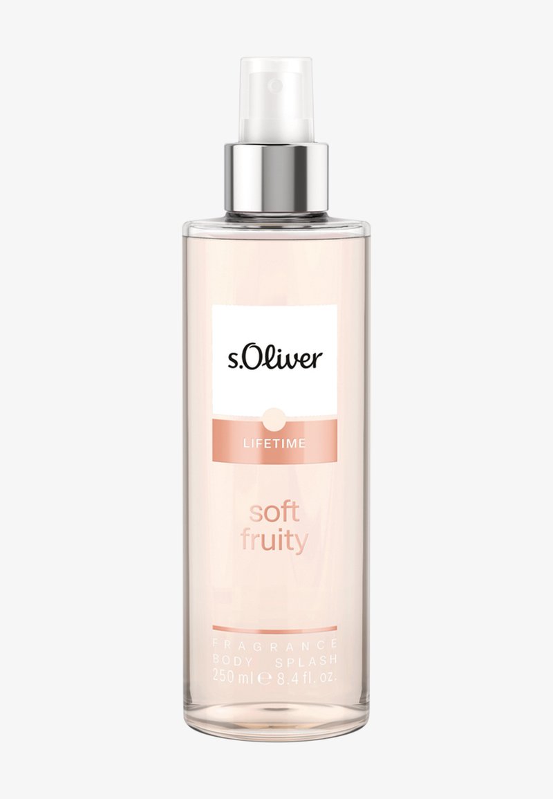 Flacon pulvérisateur en plastique transparent étiqueté "s.Oliver Lifetime soft fruity" parfum vaporisateur pour le corps, 250 ml, avec un embout de pulvérisation argenté.
