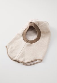 Bēša flīsa balaklava ar apaļu atvērumu, ar ribotu brūnu apdari ap sejas zonu. Gluda tekstūra un vienkārša forma.