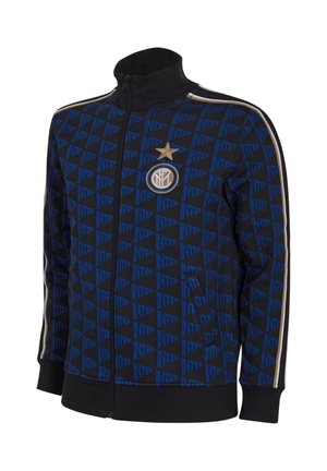 Zwart-blauwe sportjas met ritssluiting, met herhalende "Inter"-tekst, gouden ster en embleem op de borst, en gestreepte details op de mouwen.