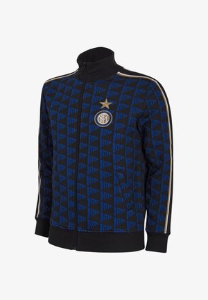 Zwart-blauwe sportjas met ritssluiting, met herhalende "Inter"-tekst, gouden ster en embleem op de borst, en gestreepte details op de mouwen.