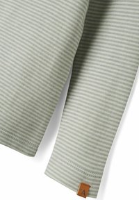 Langärmliges Oberteil in grün-weißer Streifenoptik mit weicher Textur und braunem Lederetikett mit Logo. Die Naht am Saum ist ordentlich.