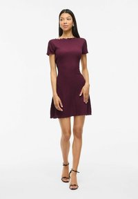 Vestido burdeos de manga corta con tejido texturizado, corsé ajustado y falda acampanada; cuenta con bordes festoneados y una silueta suave.