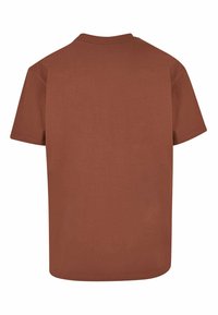 Brun bomulds t-shirt med rund halsudskæring og korte ærmer. Glat tekstur, ensfarvet og uden synlige mønstre eller accenter.