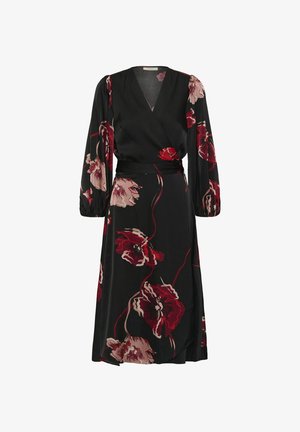 Melna kleita ar garām piedurknēm, kurai ir ziedu raksts sarkanā un mauve krāsā. Gluda auduma, ar izceltu jostasvietu un vidēju garumu.