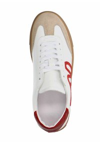 White sneaker with beige suede accents, red logo, and white laces. Features a padded interior and tan rubber sole for grip.