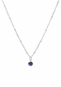 Zilveren ketting met een brede paarse stenen hanger met een gepolijste afwerking, bevestigd met een kleine lus voor een veilige draagt.