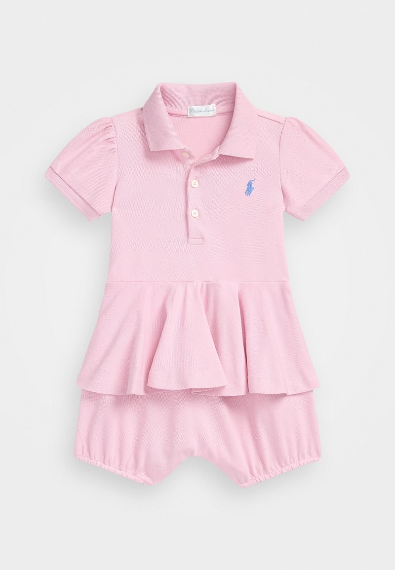 Barboteuse rose pour bébé, à manches courtes, col avec col, boutons sur le devant, taille évasée et petit logo bleu brodé sur la poitrine.