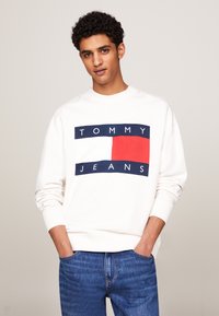 Tommy Jeans BIG FLAG CNECK - Mikina - ancient white