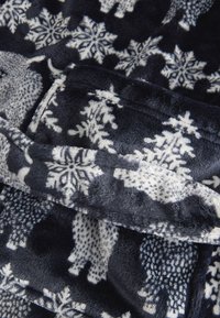 Granatowy koc polarowy z białymi płatkami śniegu i stylizowanymi wzorami niedźwiedzi polarnych, miękka tekstura i złożone krawędzie.