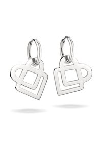Silberne Creolen mit einem abstrakten geometrischen Design aus offenen Quadraten und abgerundeten Kanten, die ein poliertes, reflektierendes Finish zeigen.