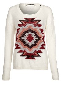 Sweter dziany w kolorze kremowym z geometrycznym wzorem w czerwonym, czarnym i różowym kolorze. Posiada okrągły dekolt i długie rękawy, wykonany z miękkiego, teksturowanego materiału.