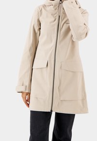 Světle béžová nepromokavá bunda s plným předním zipem, nastavitelnou kapucí a dvěma velkými předními kapsami. Vyrobena z hladké, texturované látky.