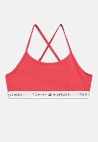 Sarkans crop tops ar gludu tekstūru, dubultām krustveida lencītēm un baltu lentu apakšā ar "TOMMY HILFIGER" logo.