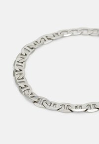Collana in argento con maglie ovali e rettangolari intrecciate, finitura lucida e texture liscia.