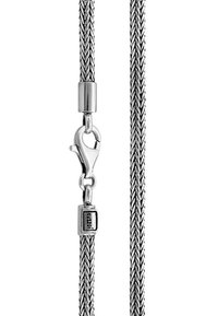 Halsband i metall med silverton, med en flätad design, utrustat med en karbinlås och en liten bricka med ingraverad text "made in".