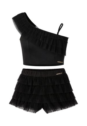 Completo nero due pezzi con crop top a una spalla e minigonna a balze stratificate con pantaloncini, con loghi dorati delicati del marchio.