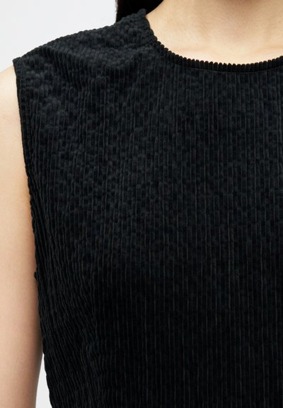 Top negru fără mâneci, realizat dintr-un material texturat cu model canelat, având un decolteu rotund și detalii ușor accentuate pe umeri.
