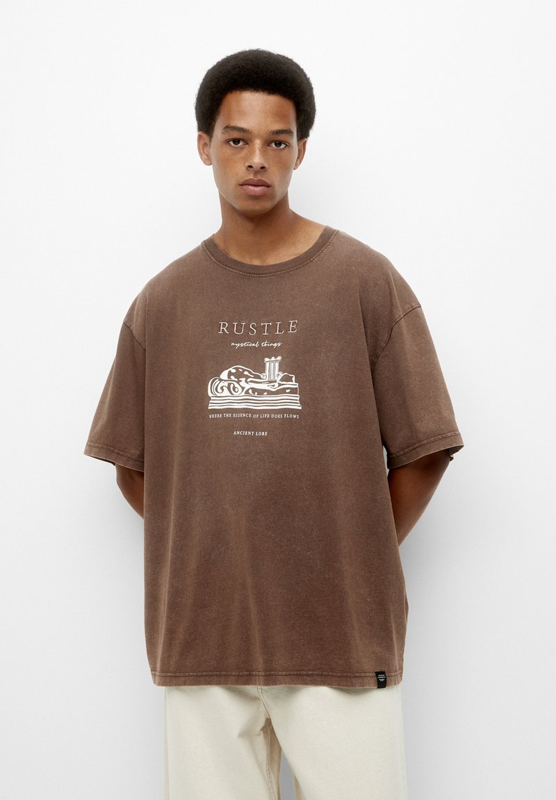 PULL&BEAR WITH A RUSTLE GRAPHIC Tshirt print light brown
